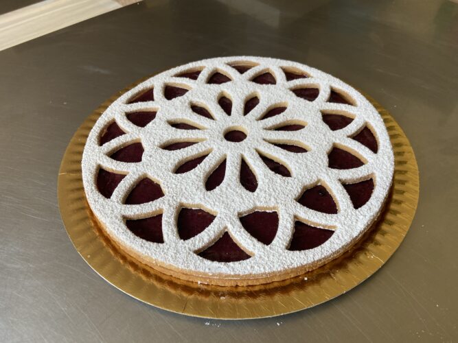 crostata fiore alla marmellata bosco