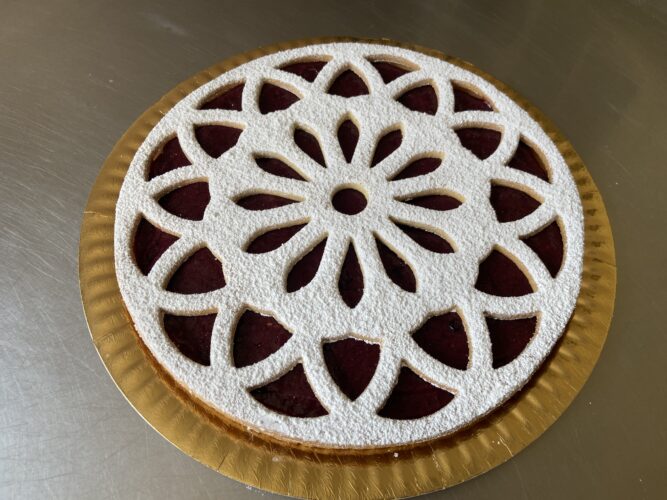 crostata fiore alla marmellata bosco