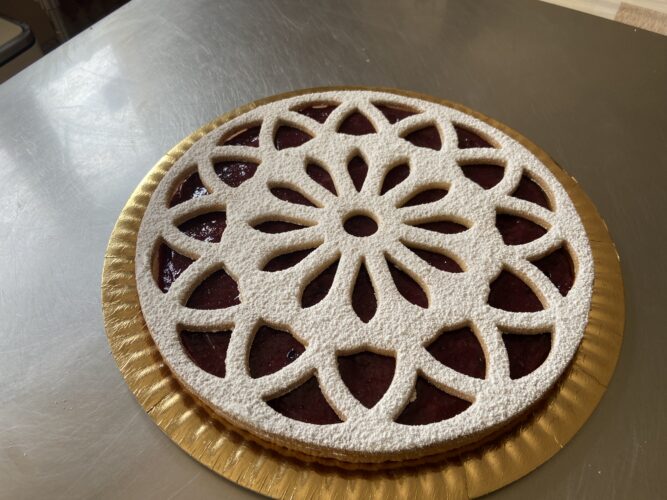 crostata fiore alla marmellata bosco
