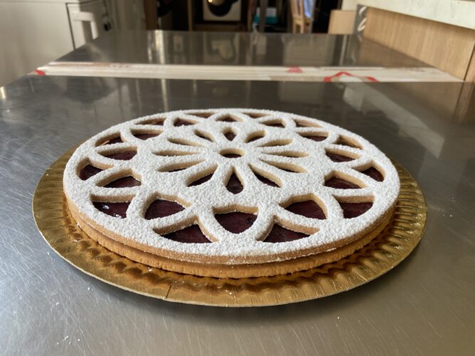 crostata fiore alla marmellata bosco