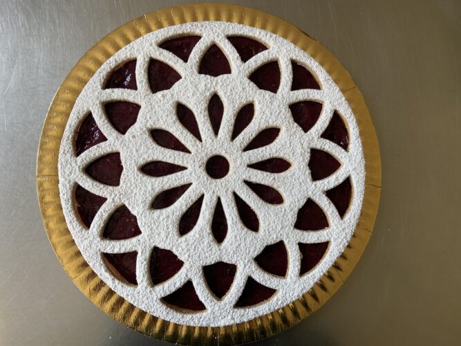 crostata fiore alla marmellata bosco