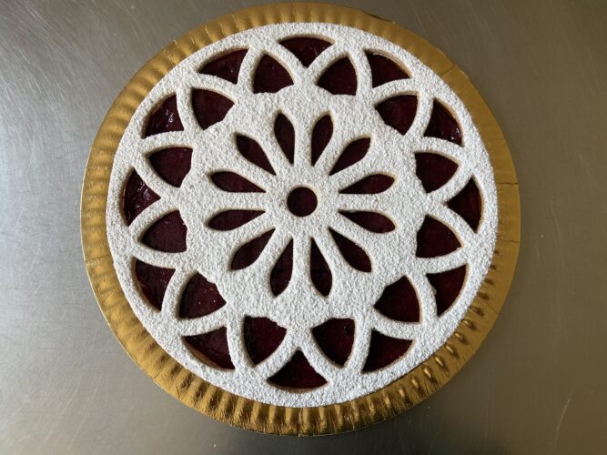 crostata fiore alla marmellata bosco