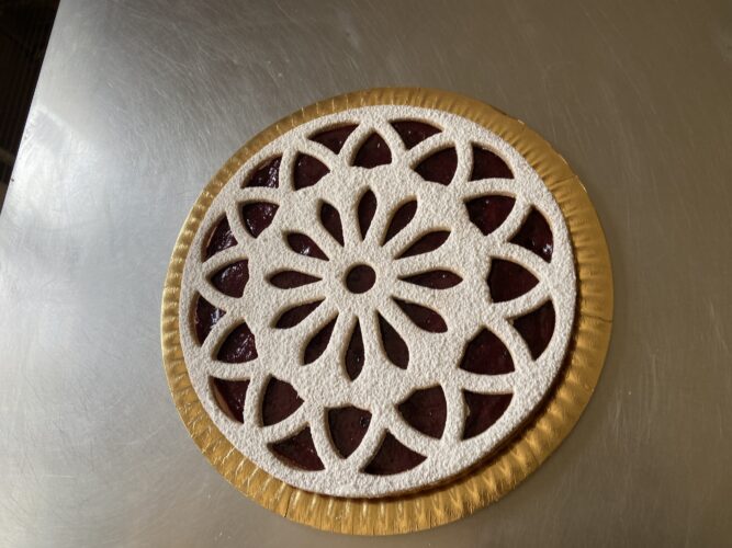crostata fiore alla marmellata bosco