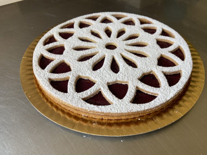 crostata fiore alla marmellata bosco