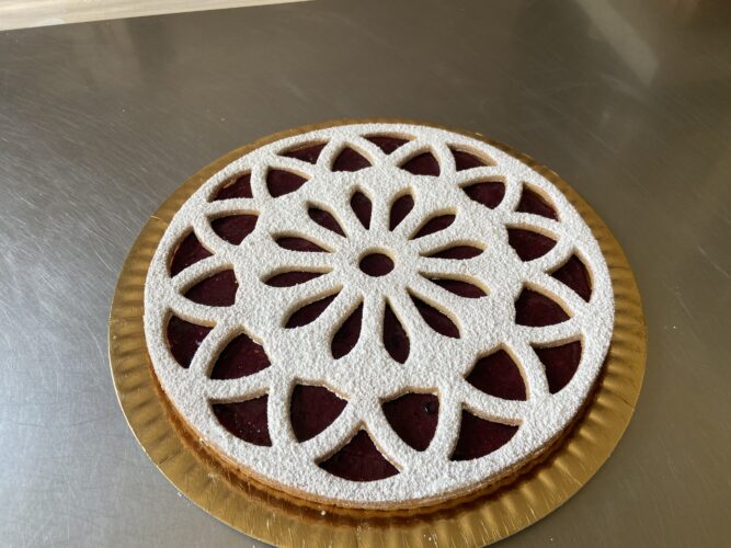 crostata fiore alla marmellata bosco
